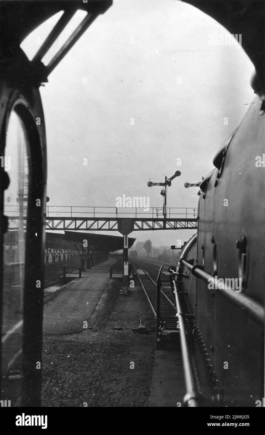 Ansicht einer Signalbrücke und eines Hofes von der Fahrerkabine einer fahrenden Dampflokomotive aus der Baureihe 3900 der N.S. aus gesehen Stockfoto
