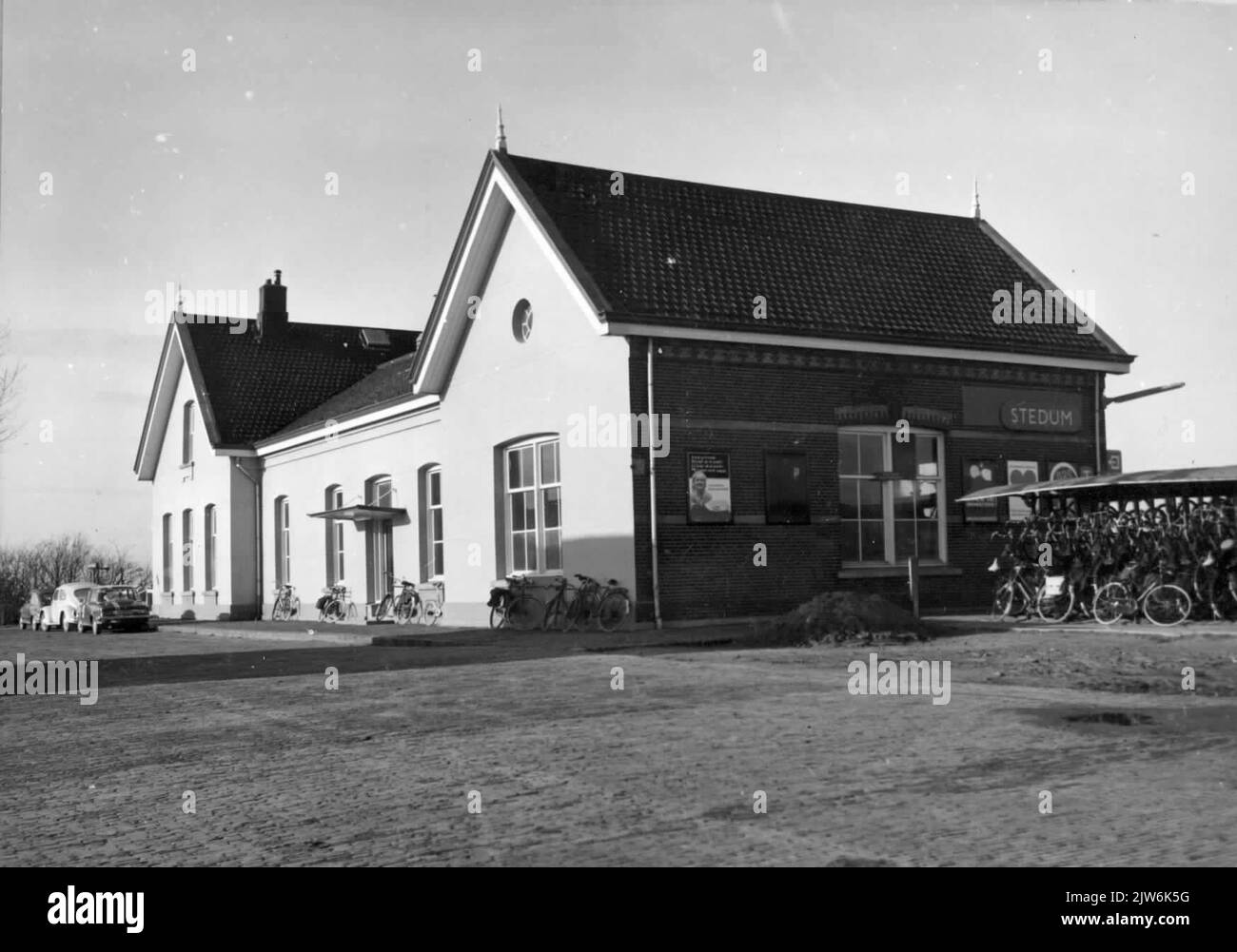 Blick auf die Vorder- und Seitenwände des N.S. Bahnhofs in Stedum in Stedum. Stockfoto