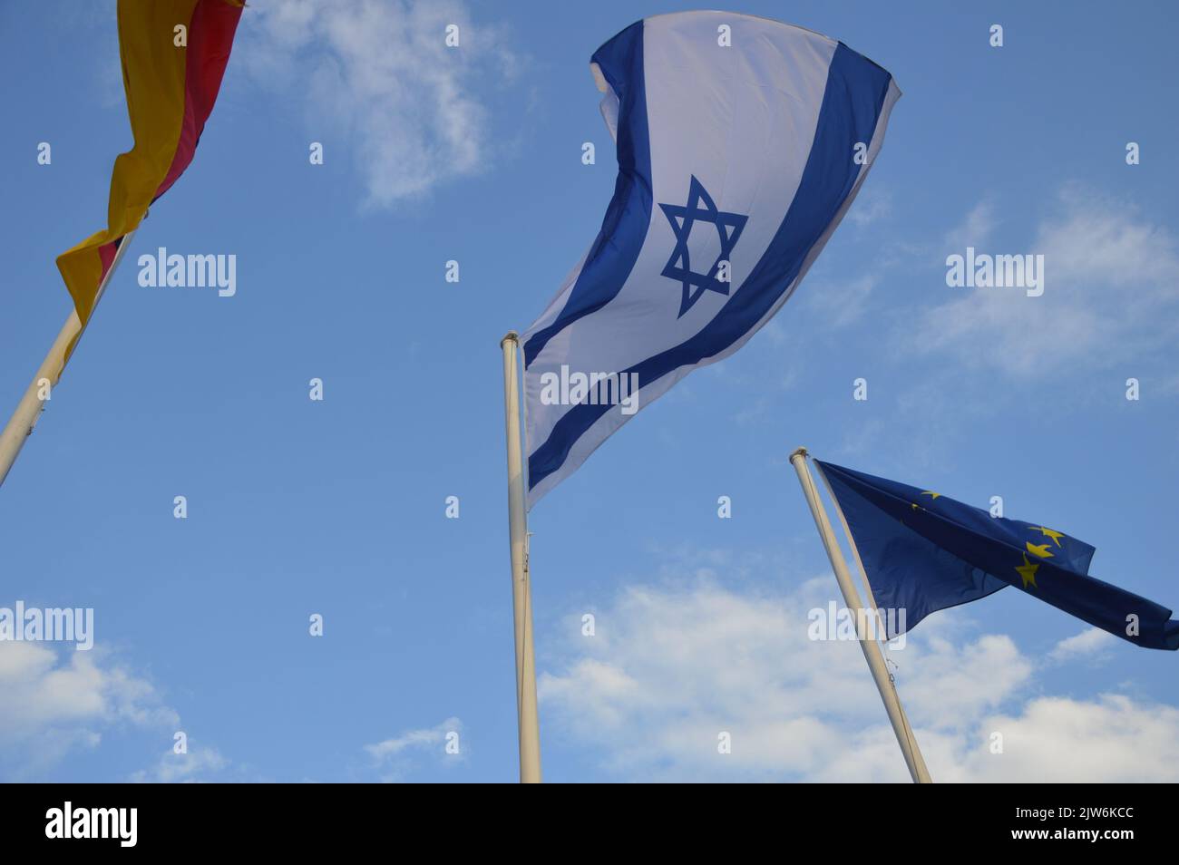 Berlin, Deutschland - 3. September 2022 - israelische Flaggen fliegen in der Innenstadt von Berlin wegen des offiziellen Besuches des israelischen Präsidenten Isaac Herzog in Deutschland. (Foto von Markku Rainer Peltonen) Stockfoto