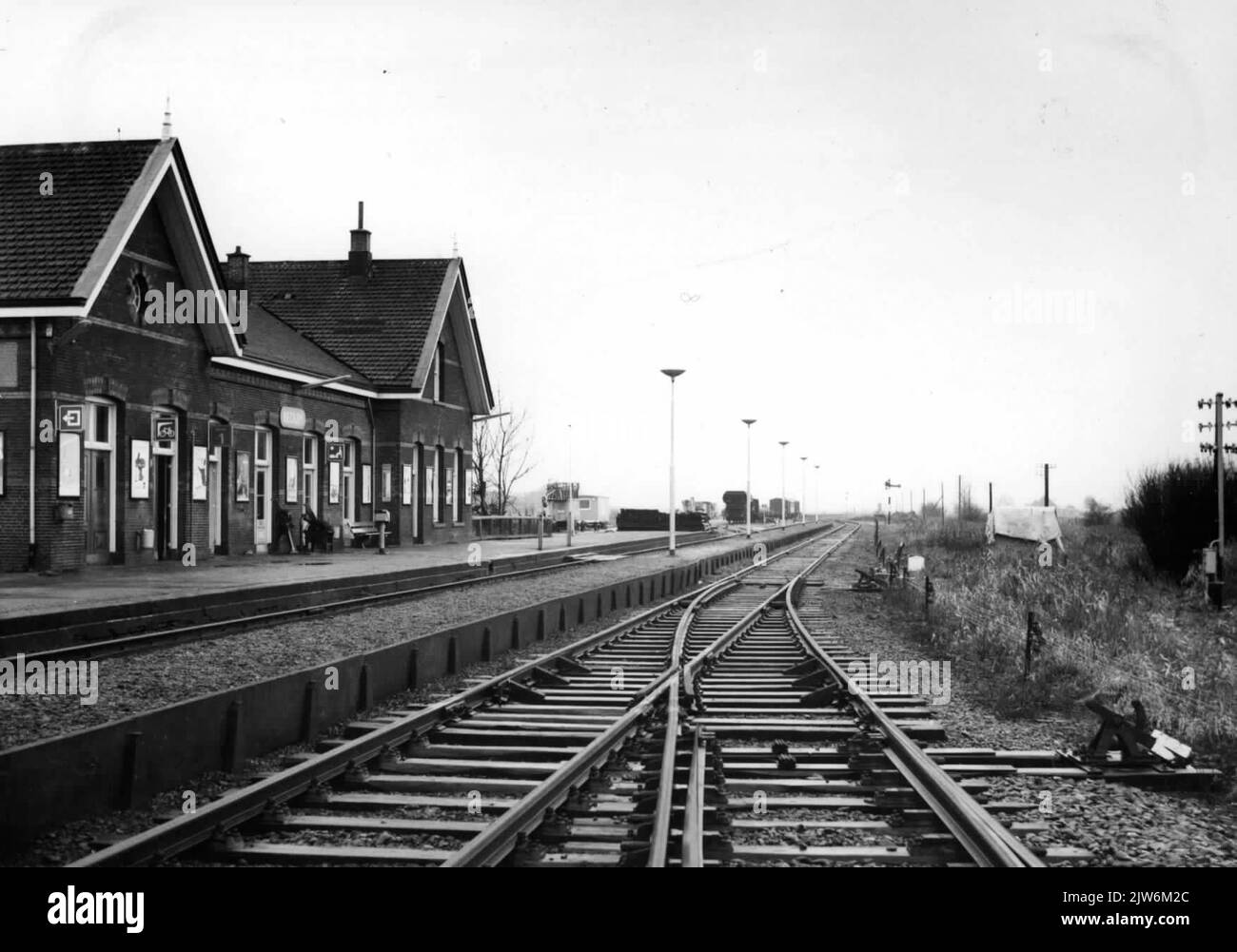 Ansicht des Bahnhofsgebäudes und des Bahnhofes der N.S. Station Bedum in Bedum. Stockfoto