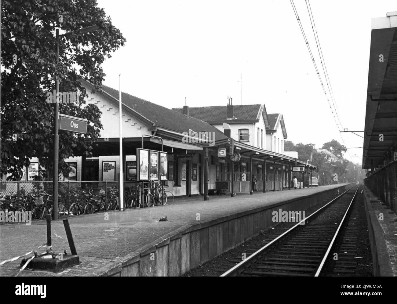 Blick auf die Bahnsteisseite der N.S. Station Oss in Oss. Stockfoto