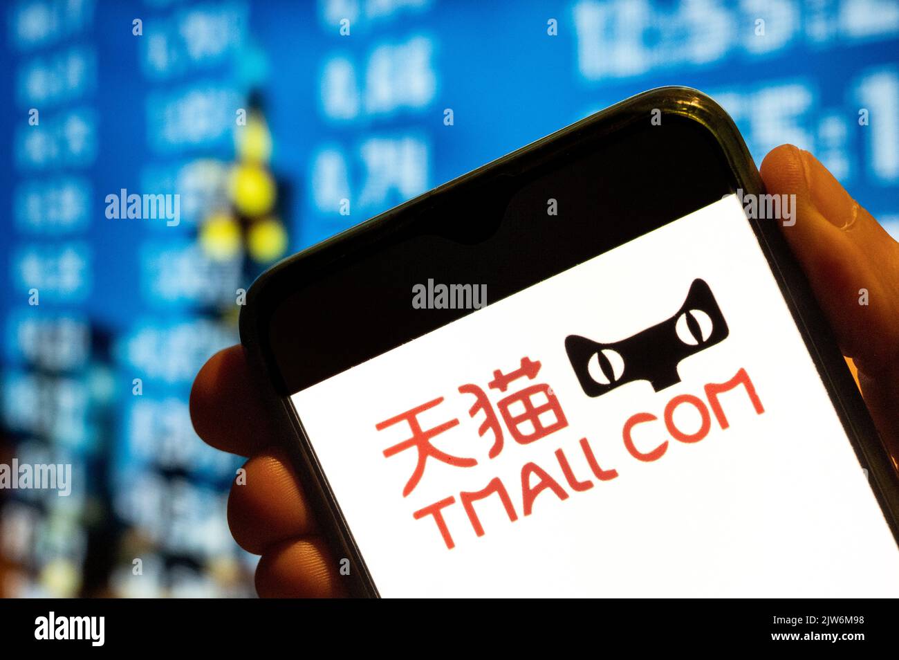 In dieser Abbildung wird das Logo der chinesischen Online-Shopping-Website der Alibaba Group, Tmall, auf einem Smartphone-Bildschirm angezeigt. Stockfoto