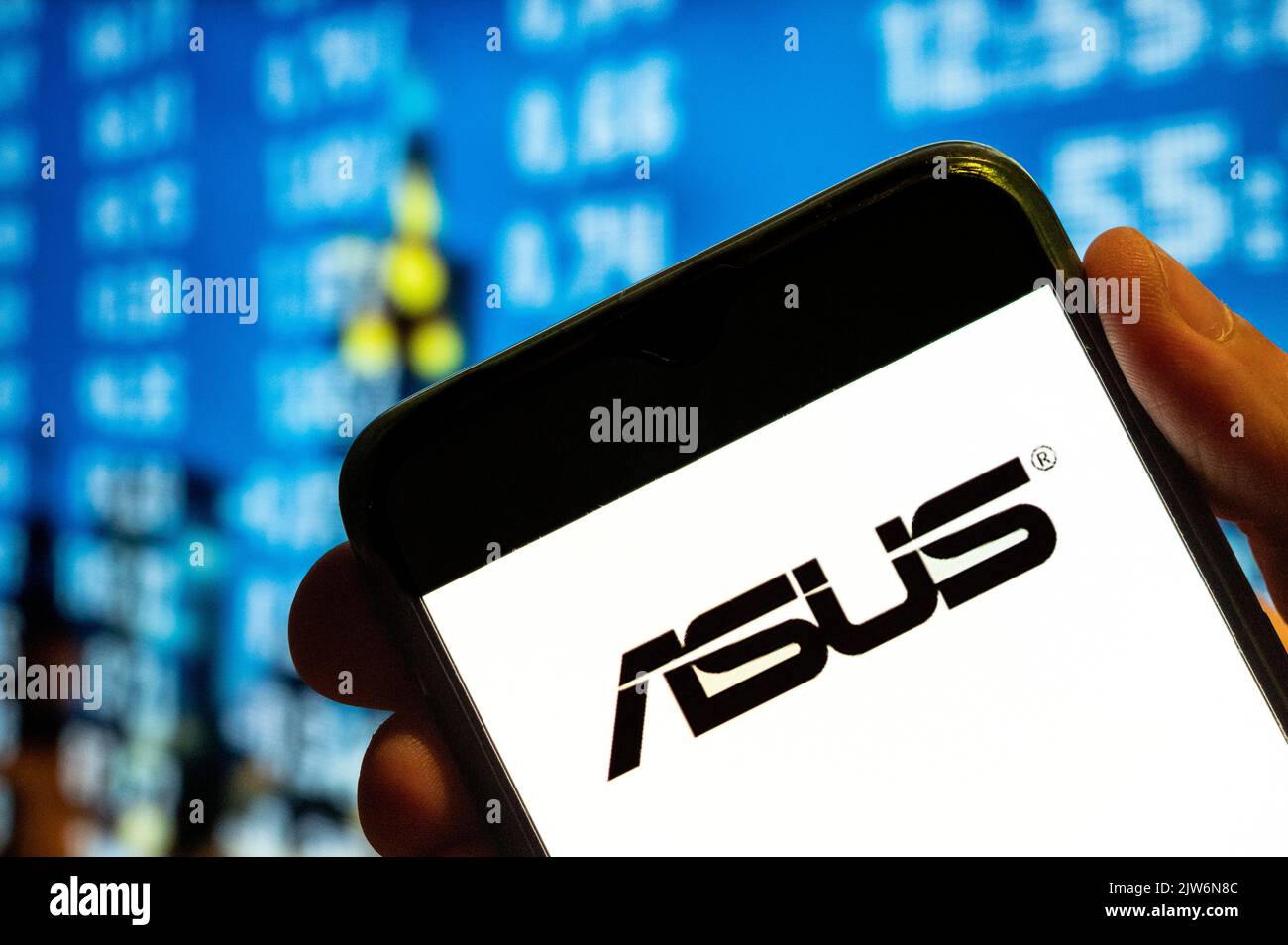 China. 25.. Juli 2022. In dieser Abbildung wird das taiwanesische multinationale Computer- und Telefonhardware- und Elektronikunternehmen Asus-Logo auf einem Smartphone-Bildschirm angezeigt. (Foto von Budrul Chukrut/SOPA Images/Sipa USA) Quelle: SIPA USA/Alamy Live News Stockfoto