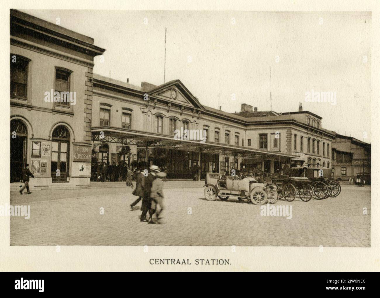 Blick auf den Hauptbahnhof der Staatspoorewegen (Stationsplein) in Utrecht. Stockfoto