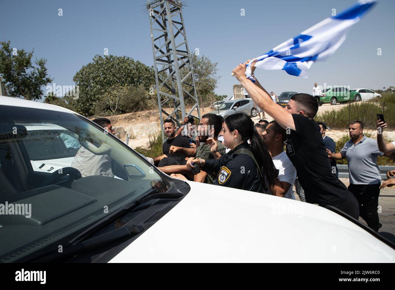 Jerusalem, Israel. 02. September 2022. Jüdische Menschenmenge greift während der Demonstration einen palästinensischen Mann an. Israelische rechtsextreme Demonstranten versammelten sich in Nebi Samuel nach einem gewalttätigen Ereignis gegen einen israelischen Bürger in der vergangenen Woche. Palästinenser hatten vor ihnen gegen die Isolation des Dorfes Nabi Samwil protestiert, das im Naturschutzgebiet Nebi Samuel eingeschlossen war. Nebi Samuel ist ein heiliger Ort für Muslime und Juden. Kredit: SOPA Images Limited/Alamy Live Nachrichten Stockfoto