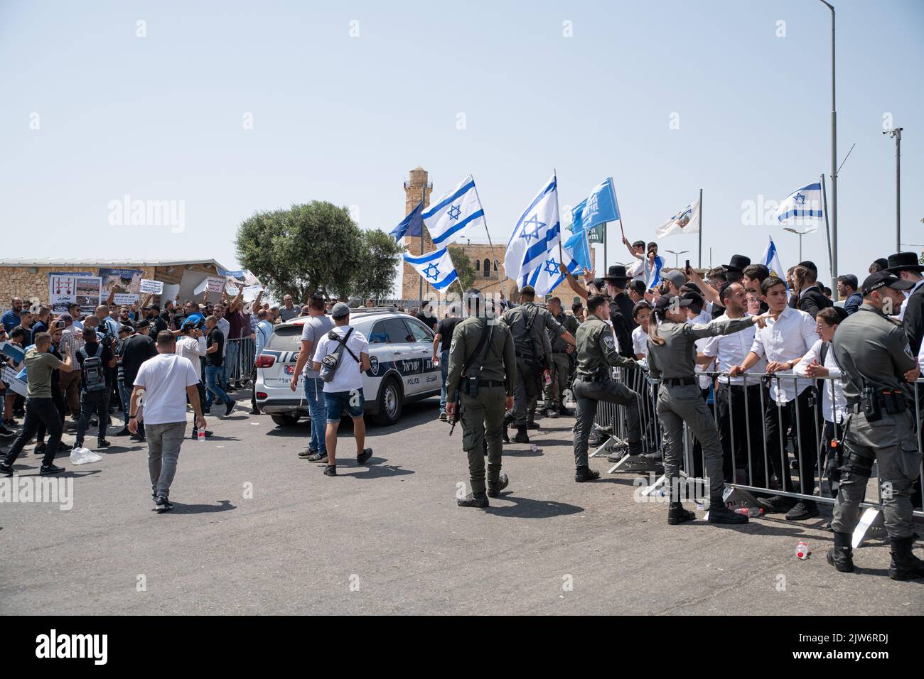 Jerusalem, Israel. 02. September 2022. Israelische Polizeifahrzeuge kreuzen zwischen israelischen und palästinensischen Protesten. Israelische rechtsextreme Demonstranten versammelten sich in Nebi Samuel nach einem gewalttätigen Ereignis gegen einen israelischen Bürger in der vergangenen Woche. Palästinenser hatten vor ihnen gegen die Isolation des Dorfes Nabi Samwil protestiert, das im Naturschutzgebiet Nebi Samuel eingeschlossen war. Nebi Samuel ist ein heiliger Ort für Muslime und Juden. (Foto von Matan Golan/SOPA Images/Sipa USA) Quelle: SIPA USA/Alamy Live News Stockfoto