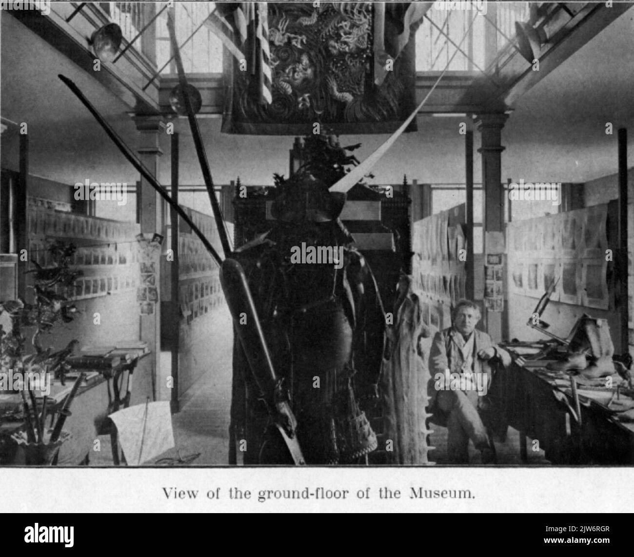 Das Innere des Landes- und Völkerkundemuseums neben dem Schlangenkampfhaus bei Breukelen: Der Grote Zaal. N.B. das Bild ist veröffentlicht in: E.M. De Jong.ein Besuch im Schlangenkampf, 1906. Stockfoto