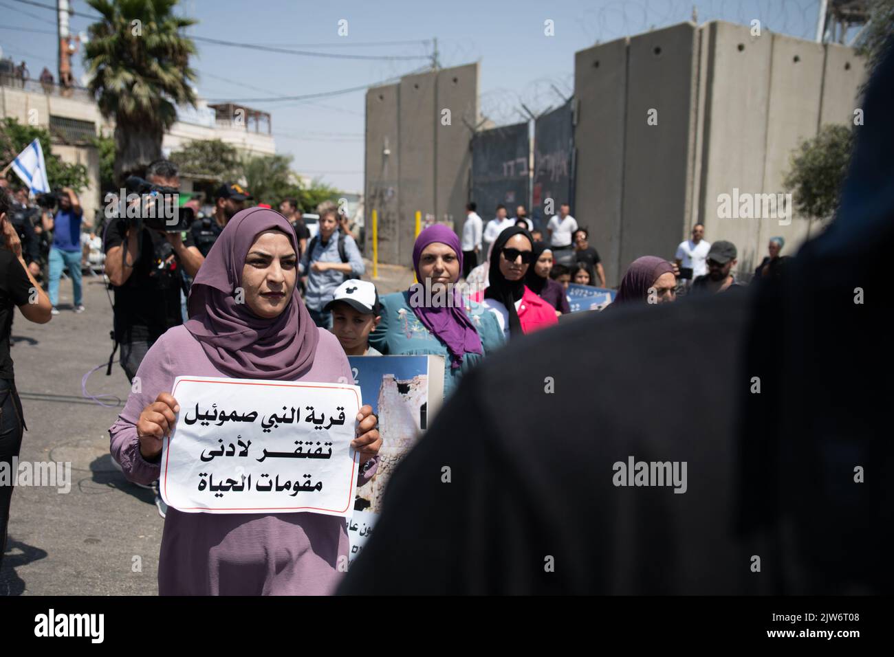 Jerusalem, Israel. 02. September 2022. Der palästinensische Protestierende hält während der Demonstration ein Plakat. Israelische rechtsextreme Demonstranten versammelten sich in Nebi Samuel nach einem gewalttätigen Ereignis gegen einen israelischen Bürger in der vergangenen Woche. Palästinenser hatten vor ihnen gegen die Isolation des Dorfes Nabi Samwil protestiert, das im Naturschutzgebiet Nebi Samuel eingeschlossen war. Nebi Samuel ist ein heiliger Ort für Muslime und Juden. (Foto von Matan Golan/SOPA Images/Sipa USA) Quelle: SIPA USA/Alamy Live News Stockfoto