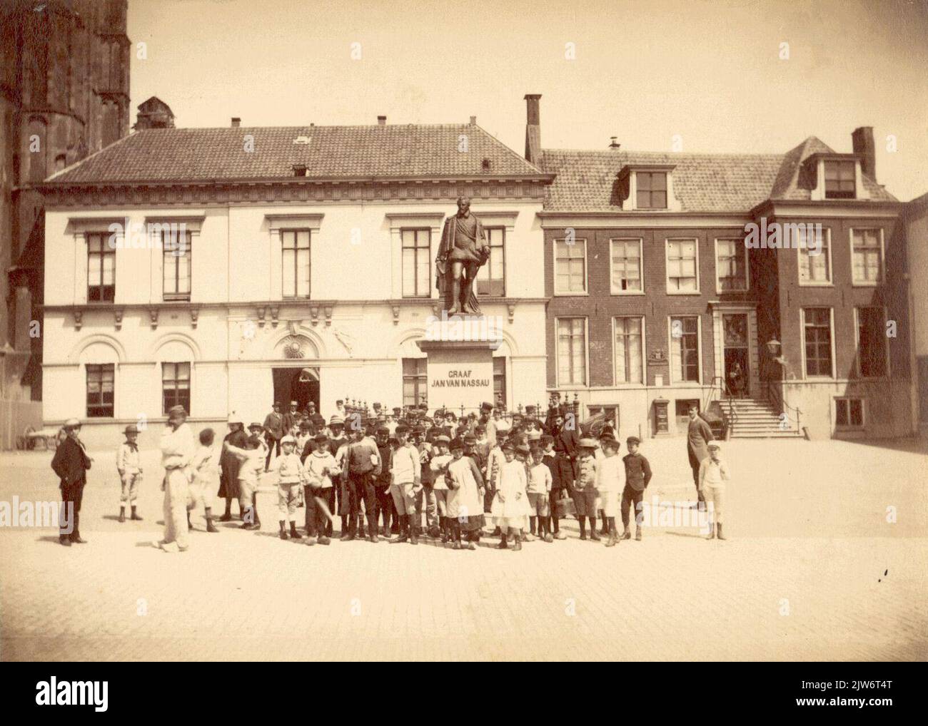 Ansicht des Münsterkerkerkhofs in Utrecht mit der Statue des Grafen Jan van Nassau am 15-10-1883. Links im Hintergrund das Leesmuseum.n.b. Der Name Munsterkerkhof wurde 1912 in Domplein geändert. Stockfoto