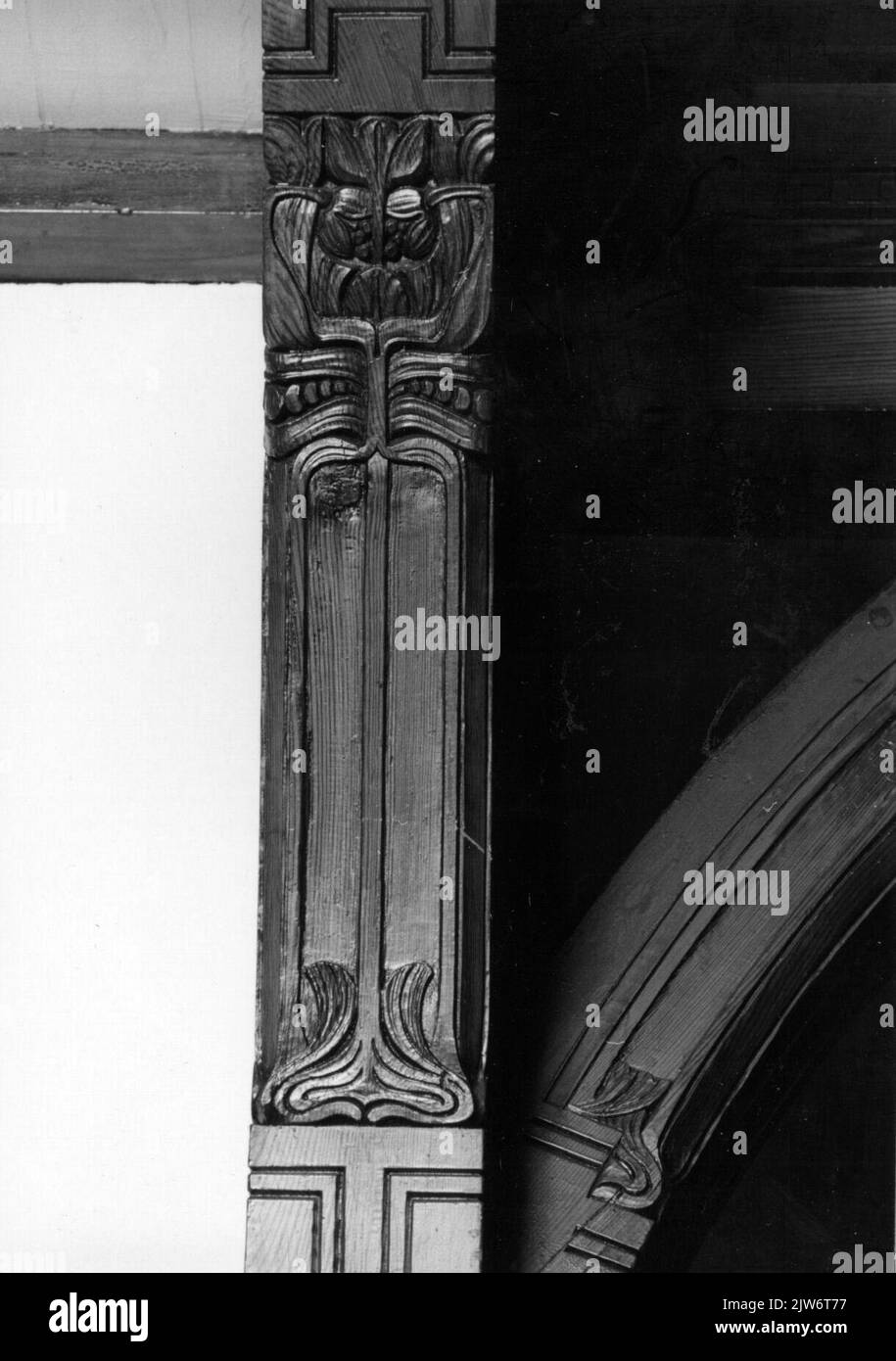 Bild von Houtsnijwerk im ehemaligen Warteraum der ersten Klasse im N.S. Bahnhof Haarlem in Haarlem. Stockfoto