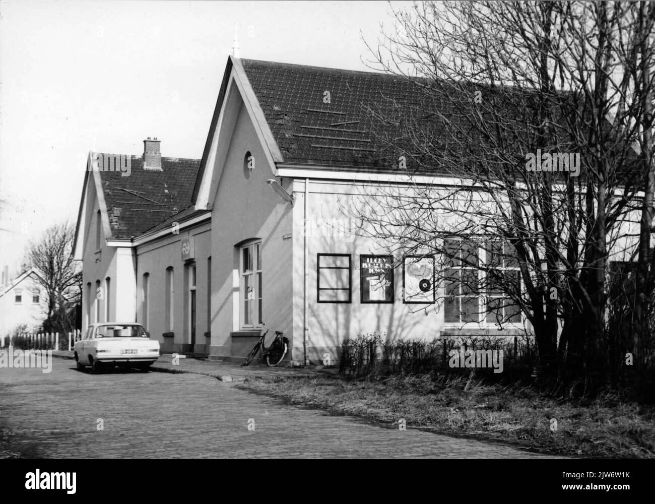 Blick auf die Seite und Fassade des N.S. Bahnhofs Sauwerd in Sauwerd. Stockfoto