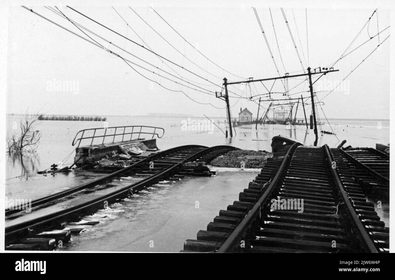Bild einer überfluteten Eisenbahnlinie in Lage Zwaluwe nach der Flutkatastrophe. Im Hintergrund die holländische Tiefe. Stockfoto