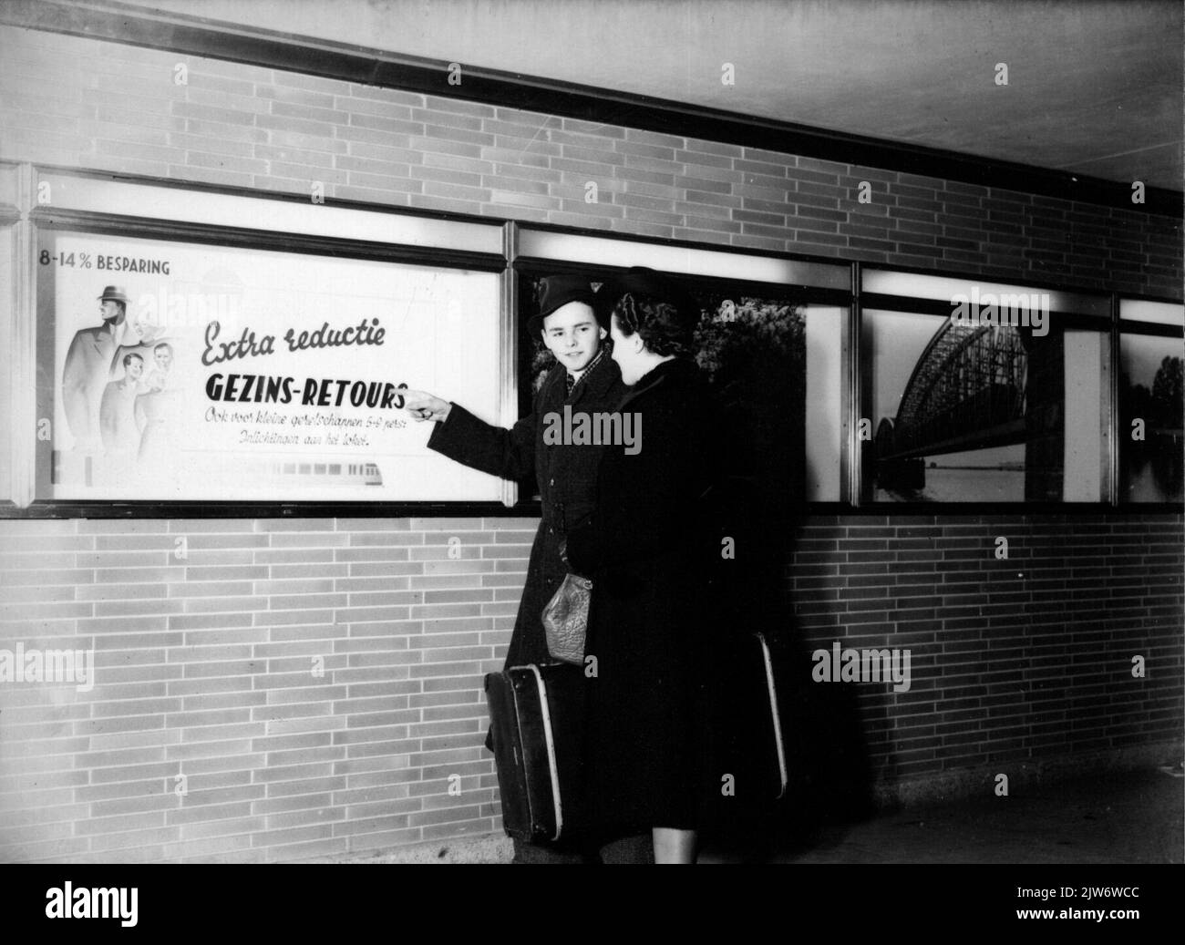 Bild von zwei Reisenden in einem Perrontunnel einer Station der N.S. (Utrecht?) (Werbefoto). Stockfoto