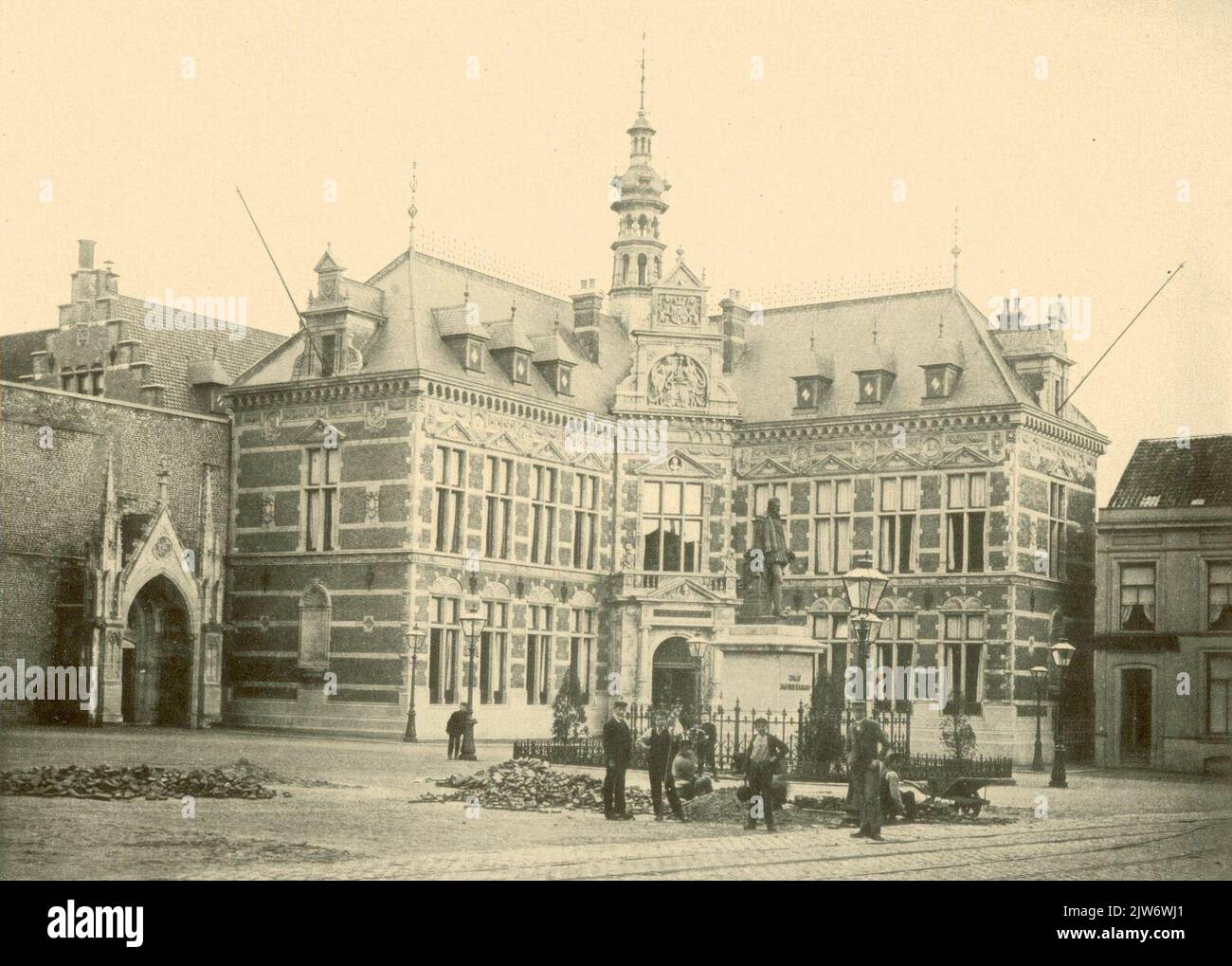 Ansicht des Akademie-Gebäudes (Münsterkerkerkhof 29) in Utrecht, mit der Statue des Grafen Jan van Nassau Der Name Munsterkerkhof wurde 1912 in Domplein geändert. Stockfoto