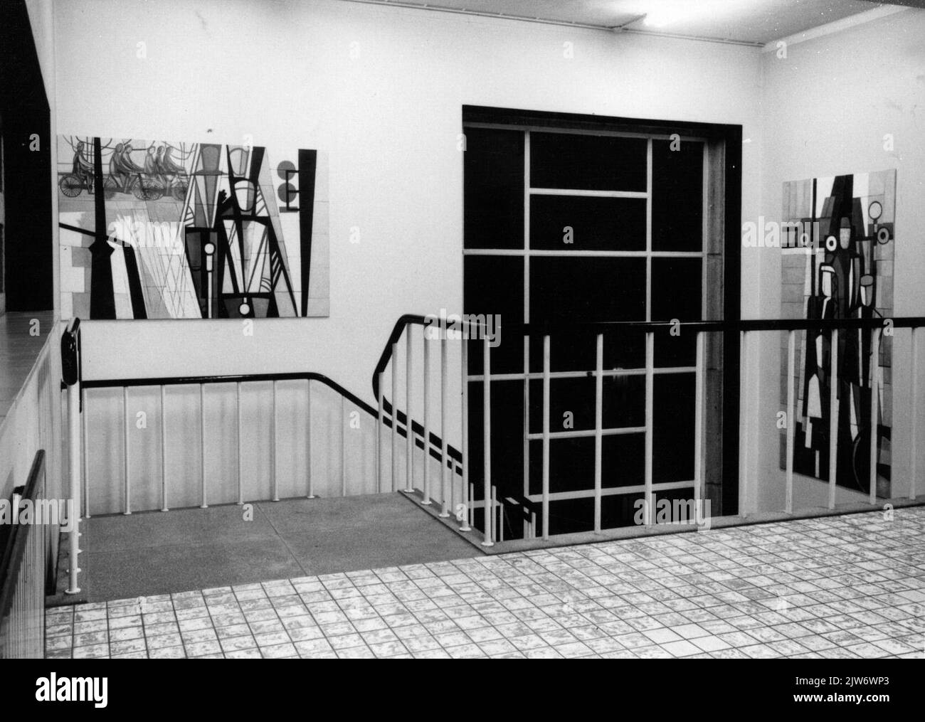 Innenraum des Polizeihauptquartiers (Catharijnekade 12) in Utrecht: Glas Mosaiken des Utrechter Künstlers Perdok im Treppenhaus der Nieuwe Vleugel.n.b. Die Adresse Catharijnekade 12 wurde um 1967 in Paardenveld 1 geändert. Stockfoto