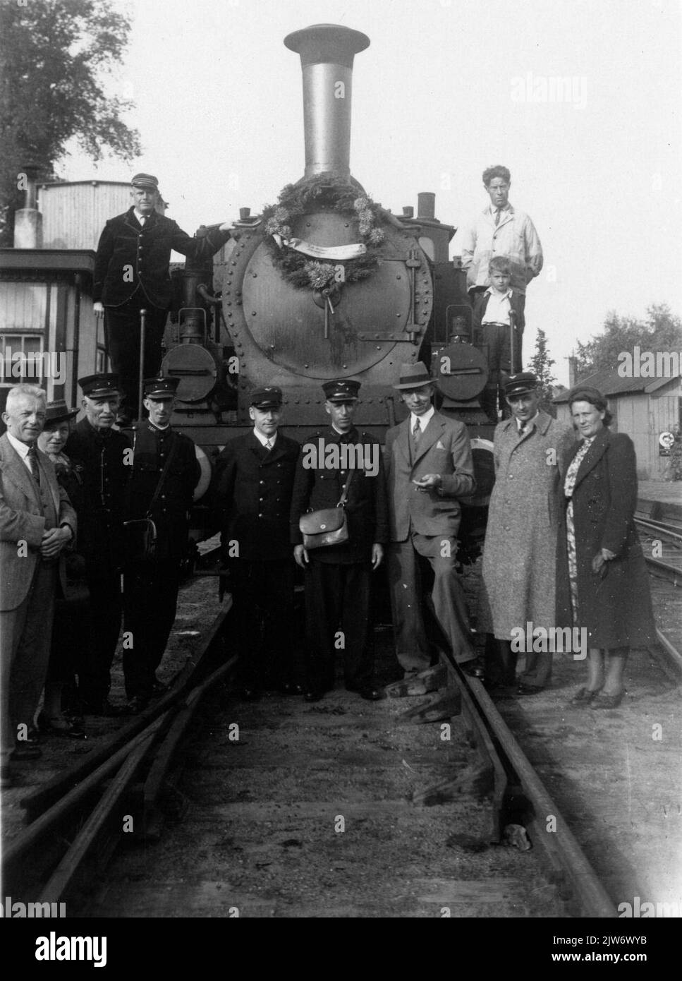 Bild des Trampenpersonals und anderer Interessierter an der Dampflokomotive mit Kränzen Nr. 8130 (Serie 8100) der N.S. An der Straßenbahnhaltestelle in Schoonhoven, am Start der letzten Fahrt nach Gouda. Stockfoto