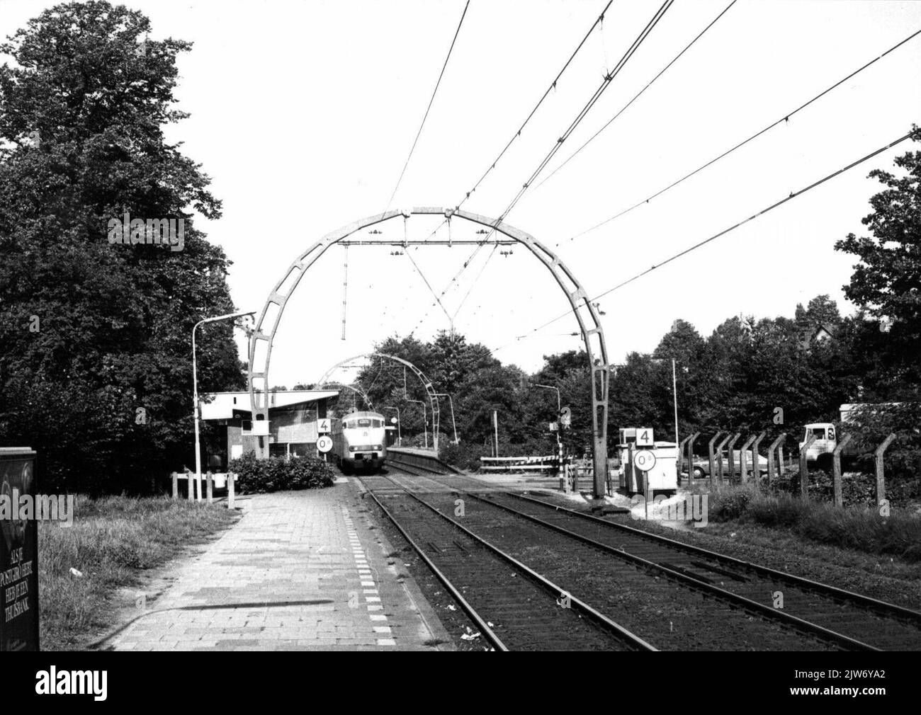 Blick auf den N.S. Bahnhof Hilversum Sportpark in Hilversum mit Elektrozug. 1964 (Plan V) der N.S. Stockfoto