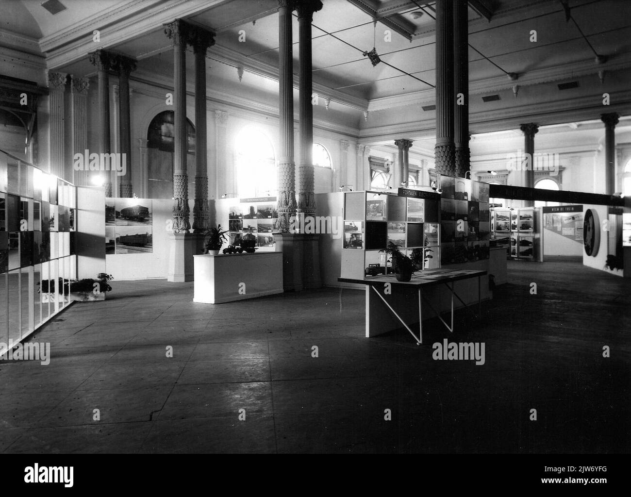 Bild der NS-Elektrifizierungsausstellung der N.S. in Leeuwarden.n.b. Die Ausstellung steht im Zusammenhang mit der Elektrifizierung der Bahnstrecke Meppel-Leeuwarden (Eröffnung 17-5-1952). Stockfoto