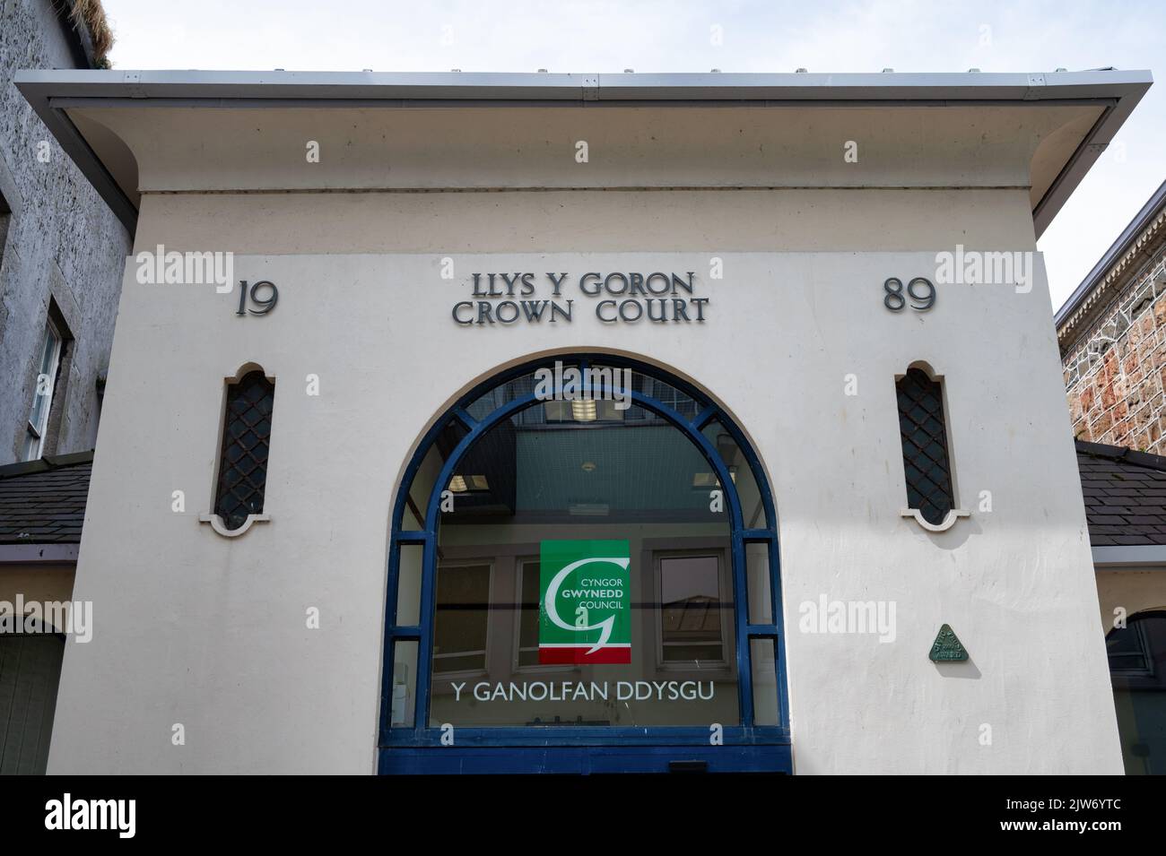 Caernarfon, Großbritannien, 11. Juli 2022: Eingang zum Crown Court in Caernarfon in Nordwales Stockfoto