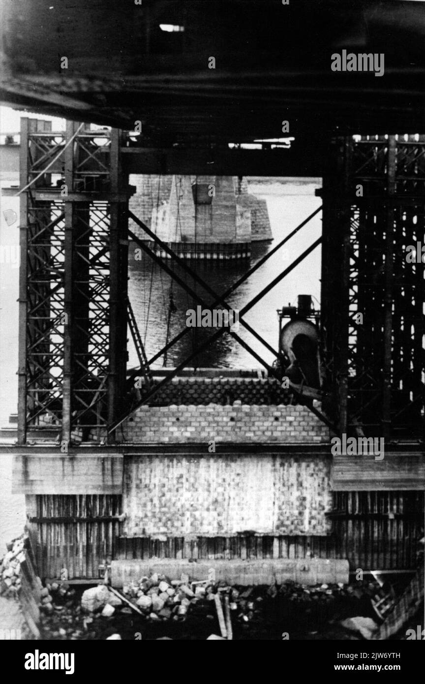 Blick auf eine zerstörte Säule der Eisenbahnbrücke in Nijmegen. Stockfoto