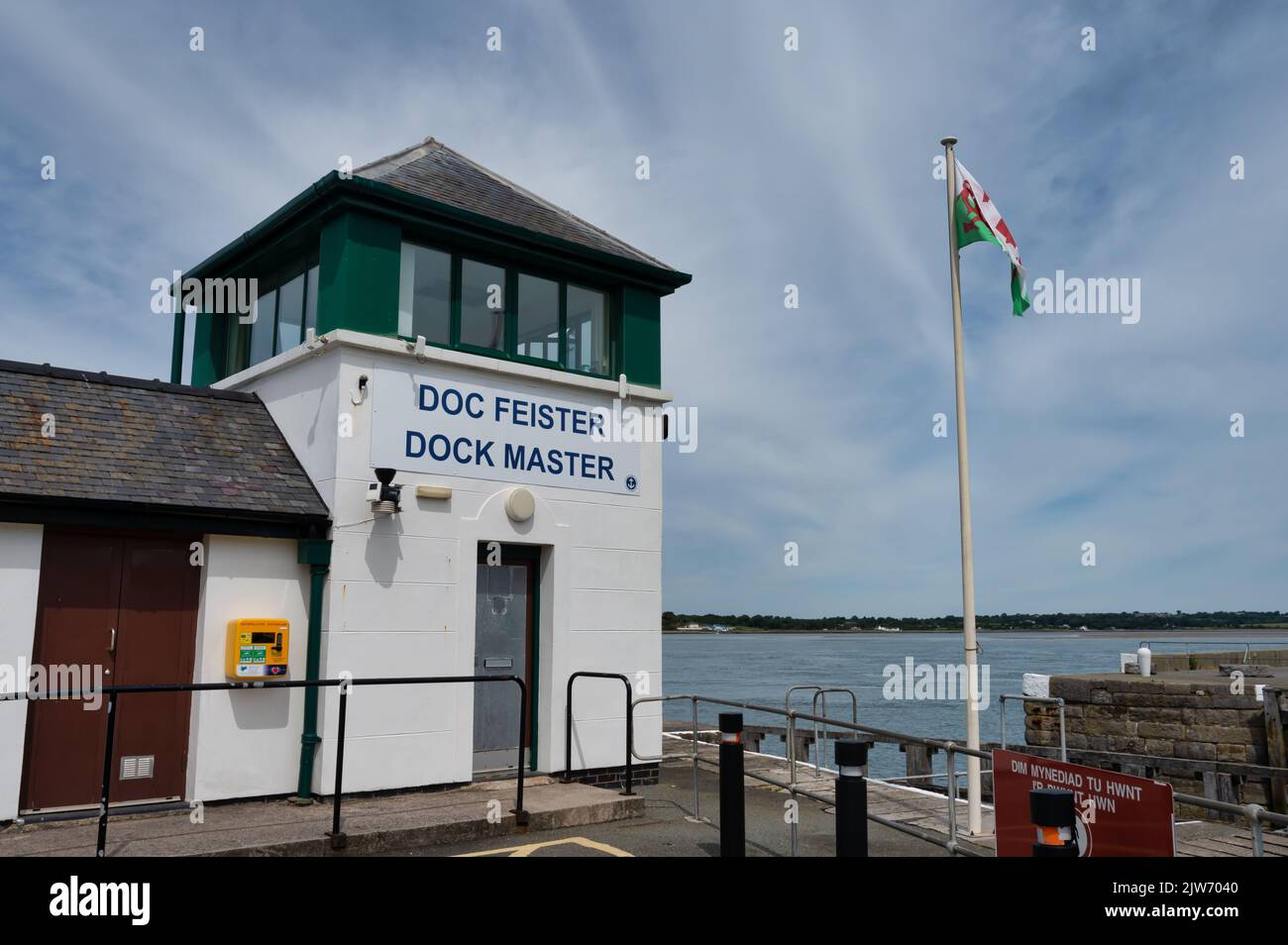 Caernarfon, UK- 11. Juli 2022: Das Dock Master Gebäude in Caernarfon in Nordwales Stockfoto