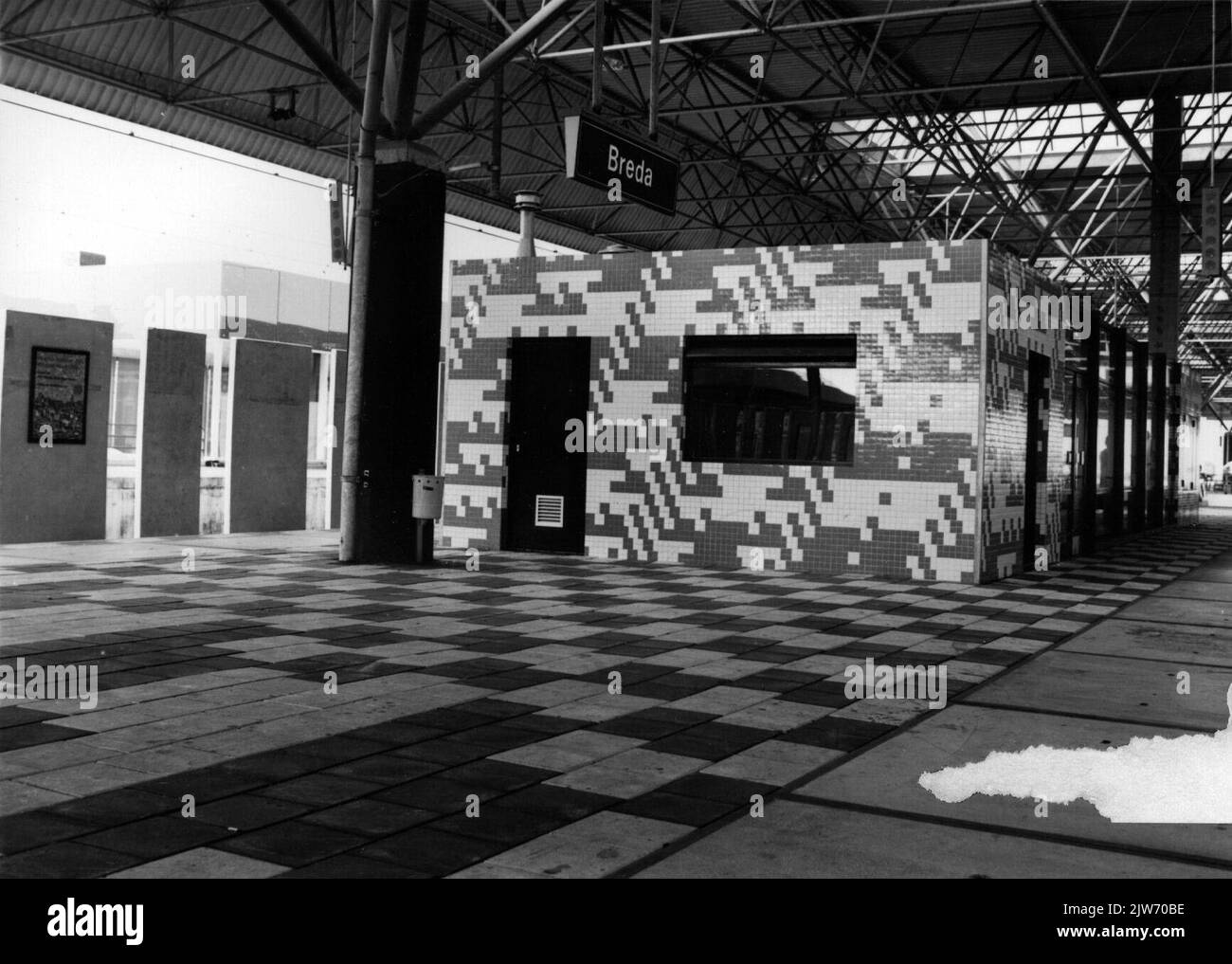 Blick auf das Bahnsteigebäude der N.S. Station Breda in Breda. Stockfoto
