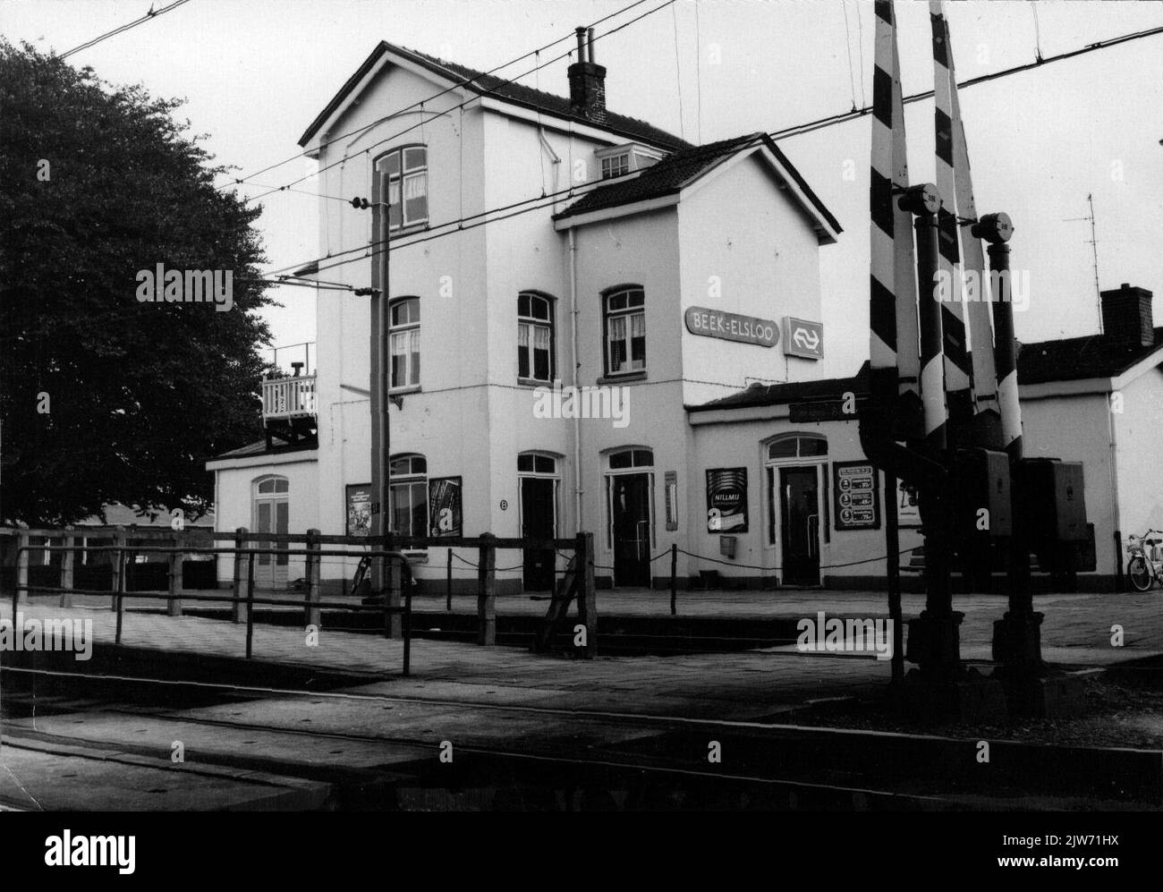 Blick auf die Bahnsteisseite der N.S. Station Beek-Elslo Station in Beek. Stockfoto