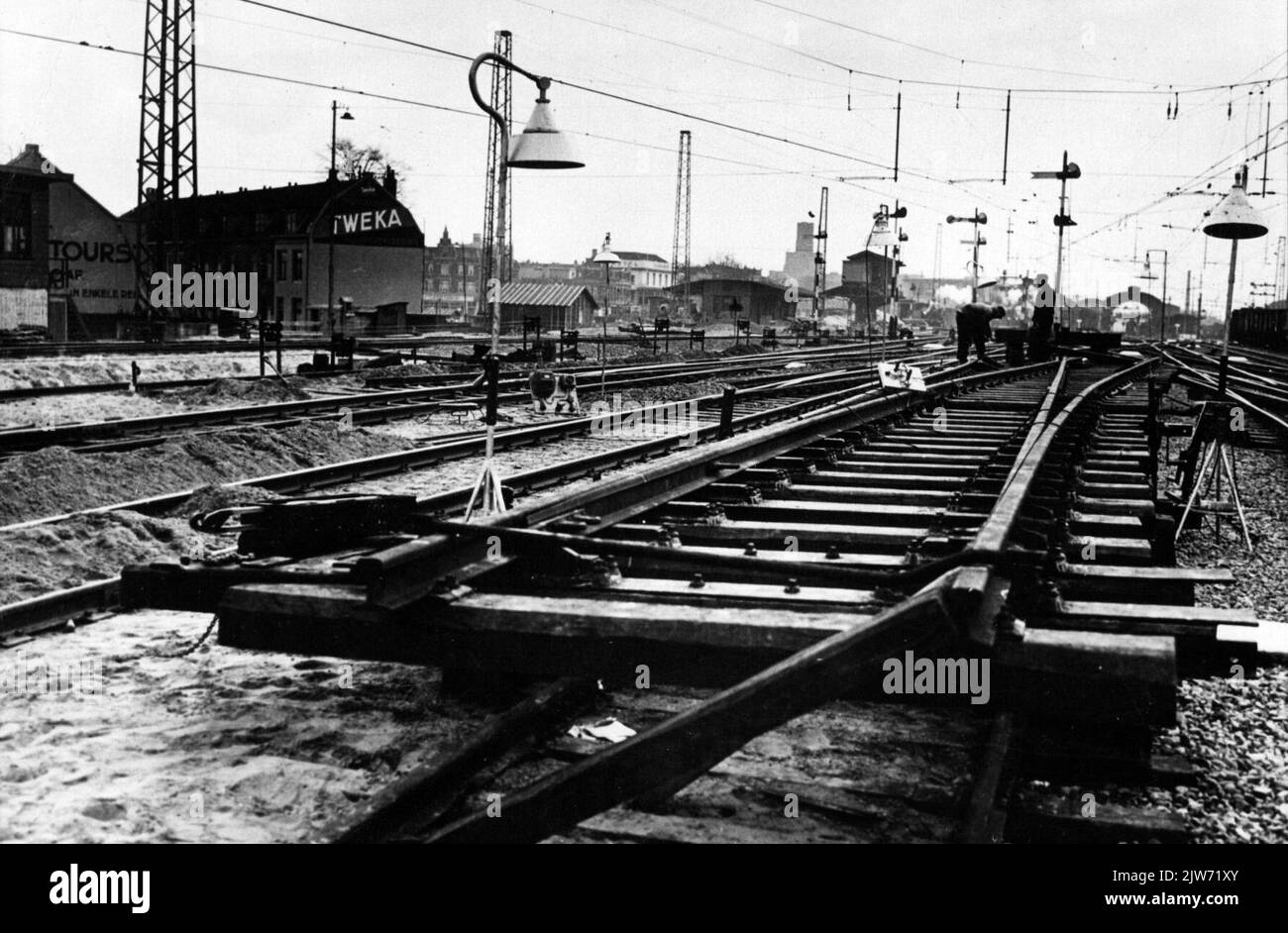 Blick auf die Bahnsanierung auf der Nordwestseite des Hauptbahnhofs in Utrecht mit Blackout-Installation. Stockfoto