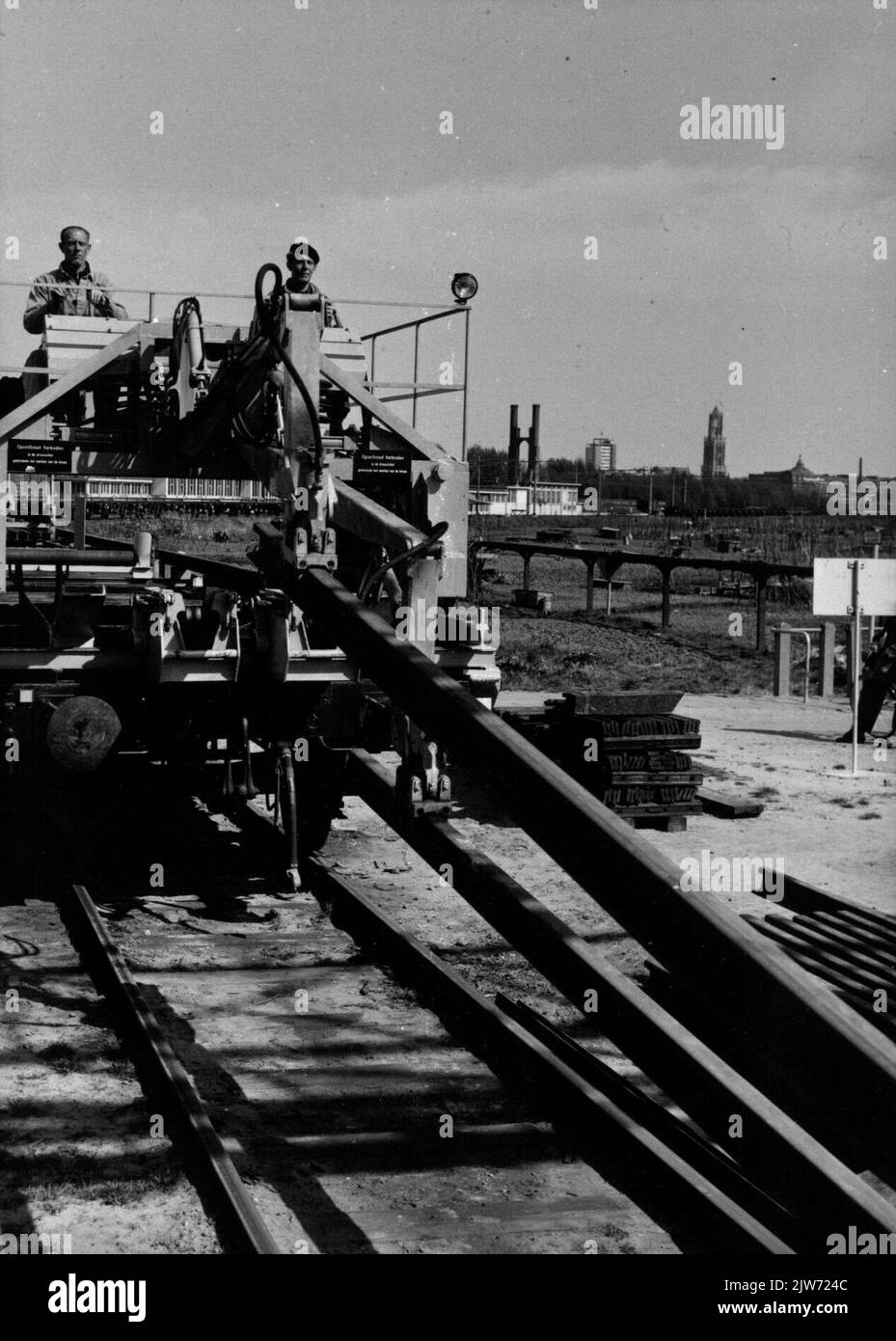 Ansicht des Bahnsteigs 2. des N.S. Bahnhofs Groningen in Groningen mit einem Diesel-elektrischen Zug, der auf dem Plan U des N.S. 3 aufgestellt ist Stockfoto