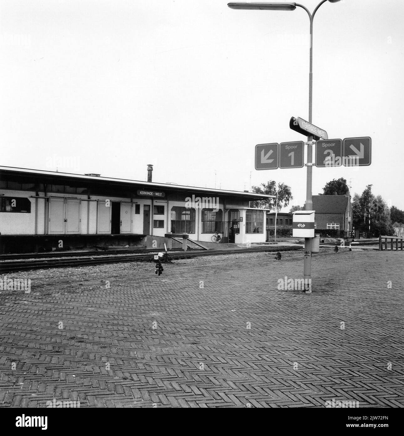 Gesicht im Park der Burg Zuylestein (Rijksstraatweg 3-11) in Leersum; mit der hinteren und rechten façade der Burg im Hintergrund. N.B. im Jahre 1945 wurde die Burg zerstört. Stockfoto