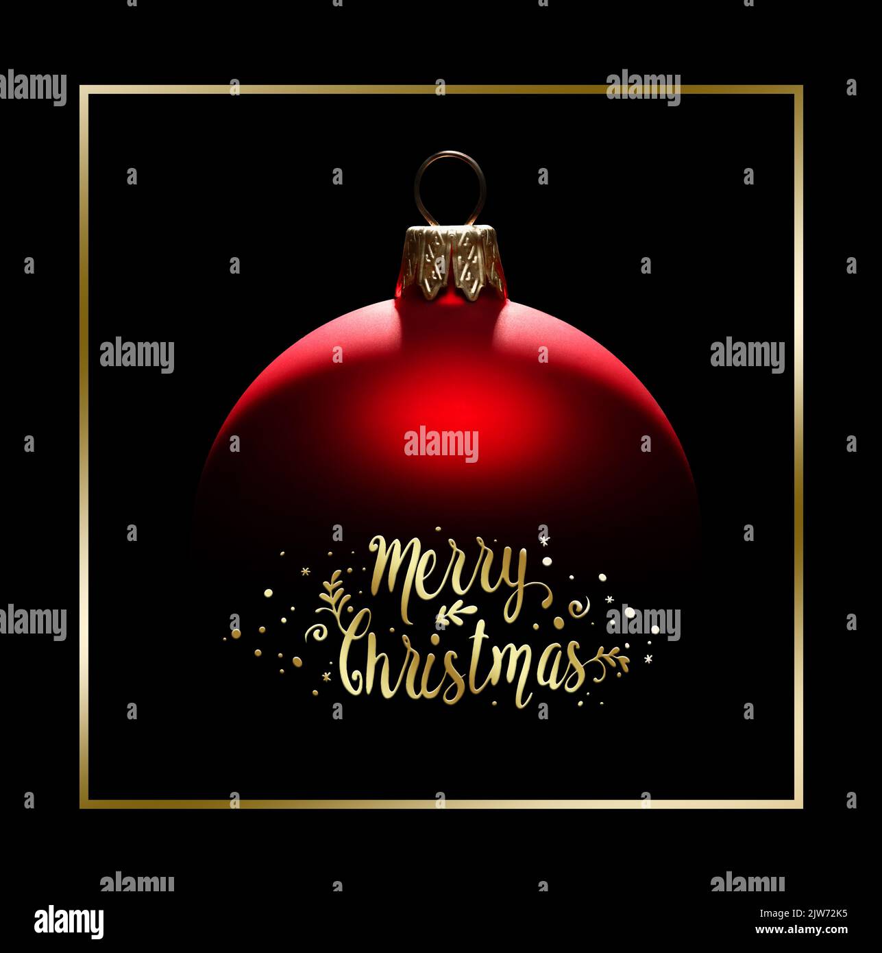 Frohe Weihnachtskarte mit Schriftzug. Rote Weihnachtskugel auf schwarzem Hintergrund. Stockfoto