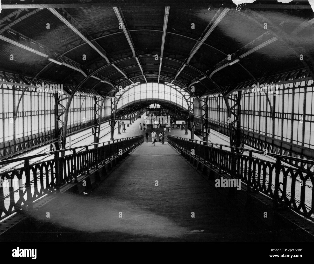 Ansicht der Plattform und der Plattformhaube der N.S. Station 's-Hertogenbosch in' s-Hertogenbosch. Stockfoto