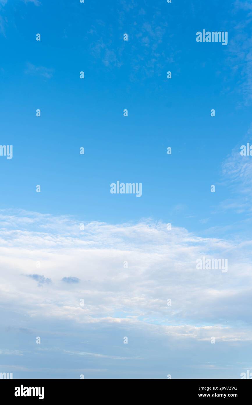 Wunderschöner blauer Himmel mit weißen flauschigen Wolken an einem klaren Sommertag Stockfoto
