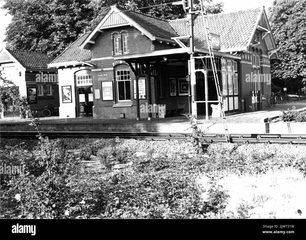 Blick auf die Bahnsteigseite der N.S. Station Soestdijk in Soest. Stockfoto