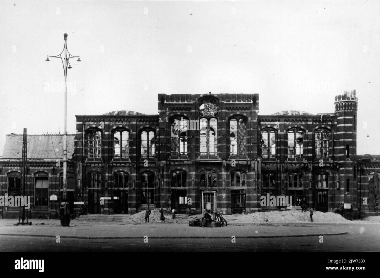 Blick auf den N.MS-Bahnhof in Nijmegen während des Krieges. Stockfoto
