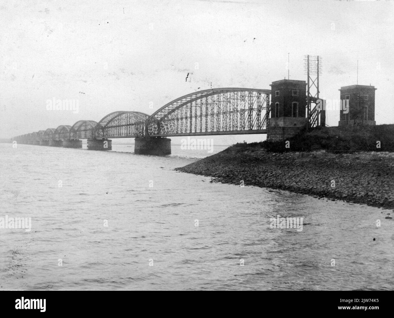 Blick auf die Moerdijk-Brücke über die Hollands Diep bei Moerdijk. Stockfoto