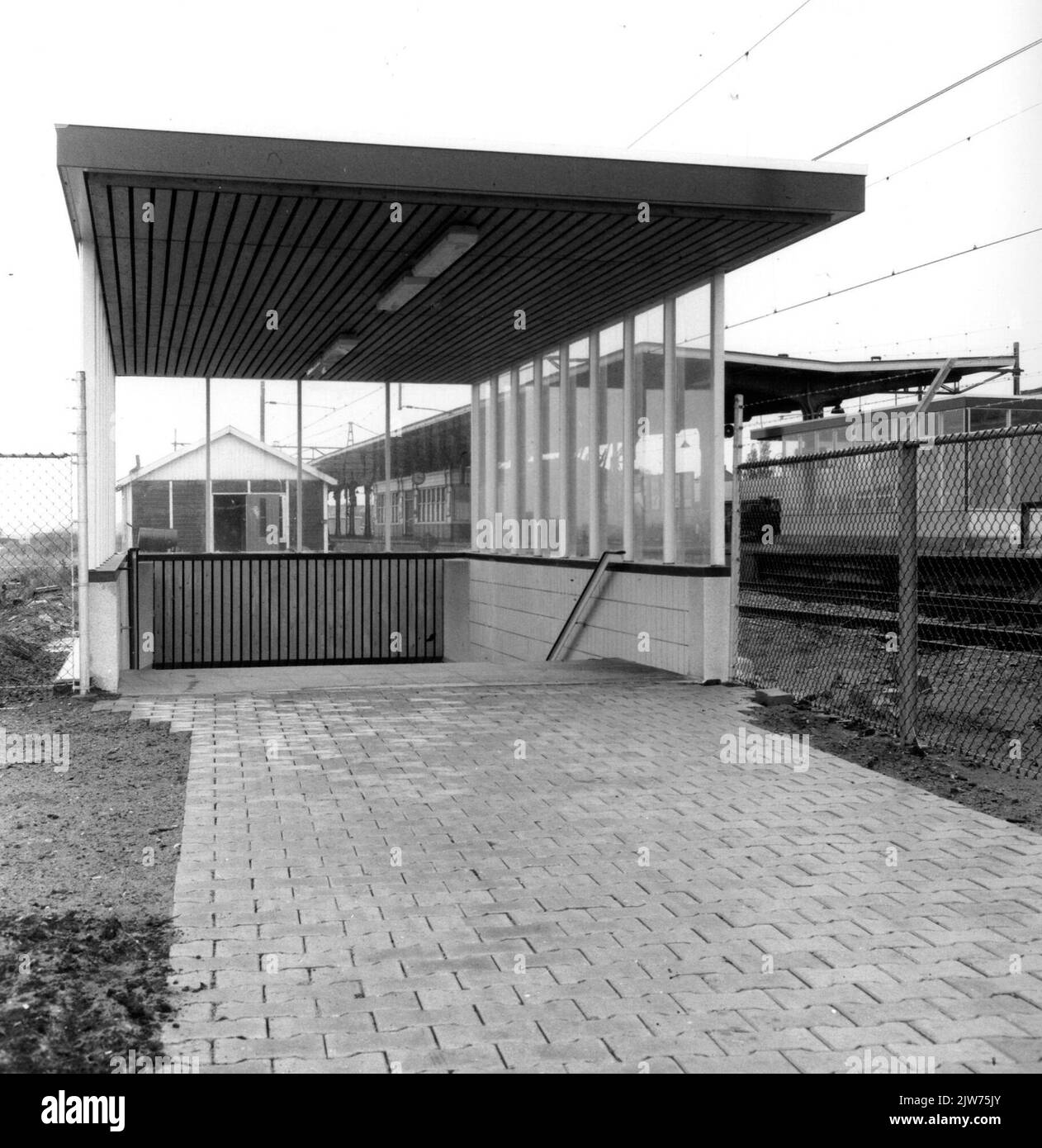Abbildung des Zugangs zum Perrortunnel auf der Rückseite der N.S. Station Wormerveer in Wormerveer. Stockfoto
