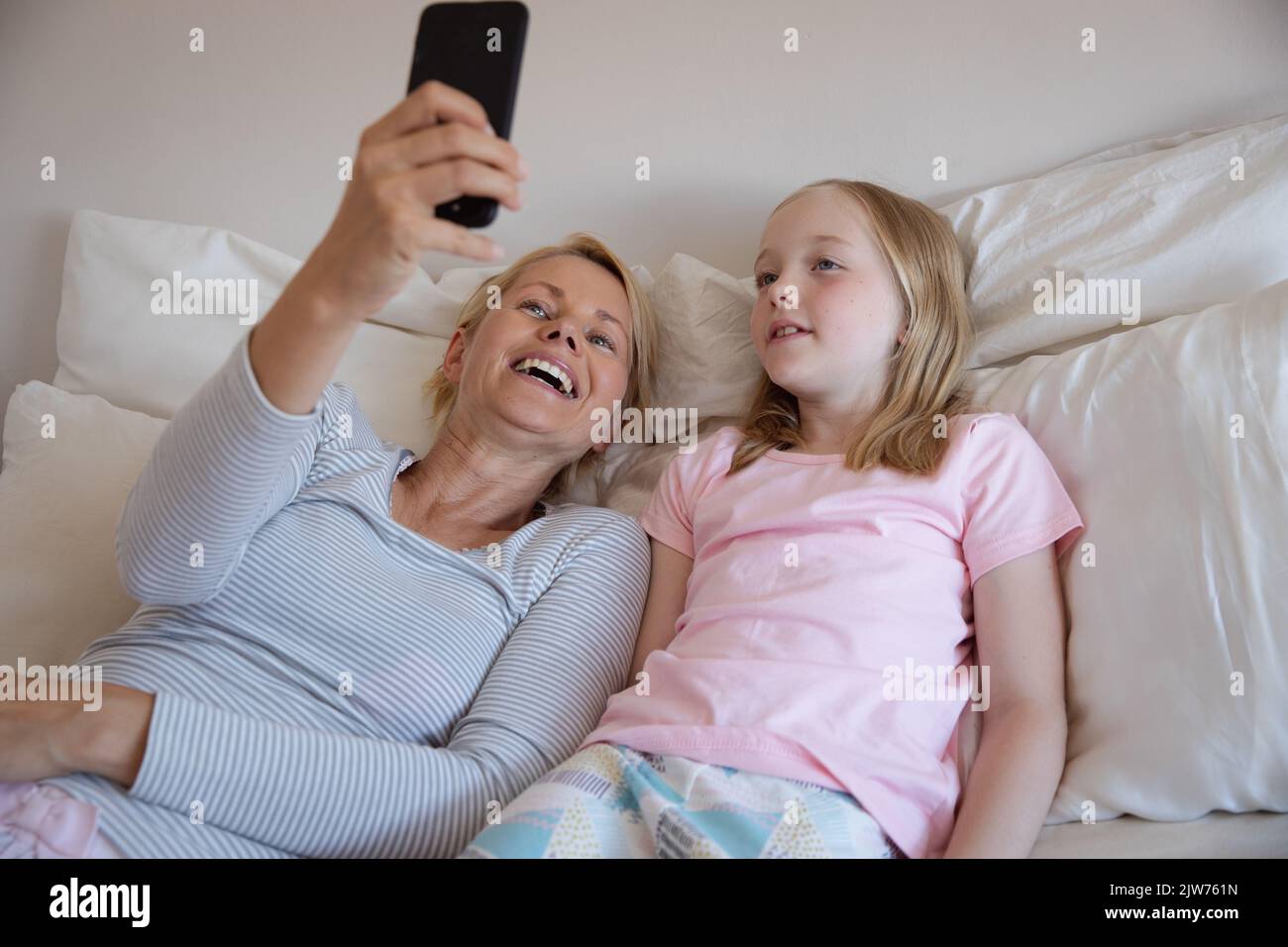Mutter und Tochter telefonieren gemeinsam Stockfoto