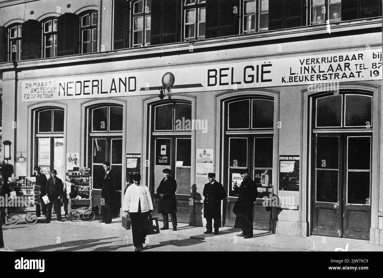 Blick auf einen Teil der Fassade des N.S. Bahnhofs Zutphen in Zutphen, mit Werbung für (Tickets für) das Fußballspiel Niederlande-Belgien. Stockfoto