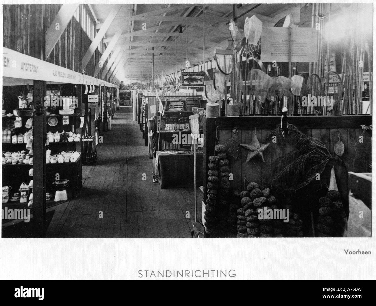Interieur eines der Holzgebäude während eines Jaarbeurs in Utrecht mit den Ständen verschiedener Firmen. Stockfoto