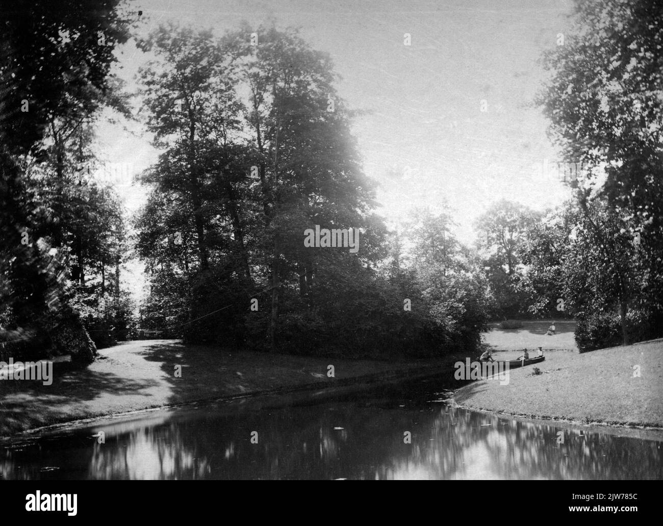 Porträt von A.H. Kan, geboren 1875, Rektor des Stedelijk-Gymnasiums in Utrecht (1918-1940), gestorben 1951. Halb Lijve, sitzend an seinem Schreibtisch. Stockfoto