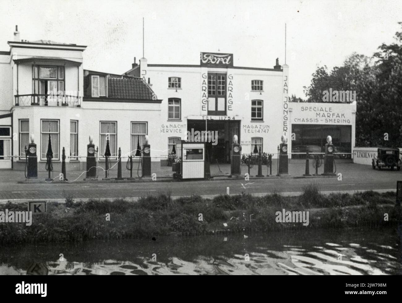 Blick auf die Fassade der Garagenfirma Jan Jongerius (Rijksstraatweg 41) in Oudenrijn.n.b. Ab dem 1. Januar 1954 wurde dieser Teil der Gemeinde Oudenrijn in der Nähe von Utrecht hinzugefügt, und die Adresse wurde in Leidseweg 129-130 geändert. Stockfoto