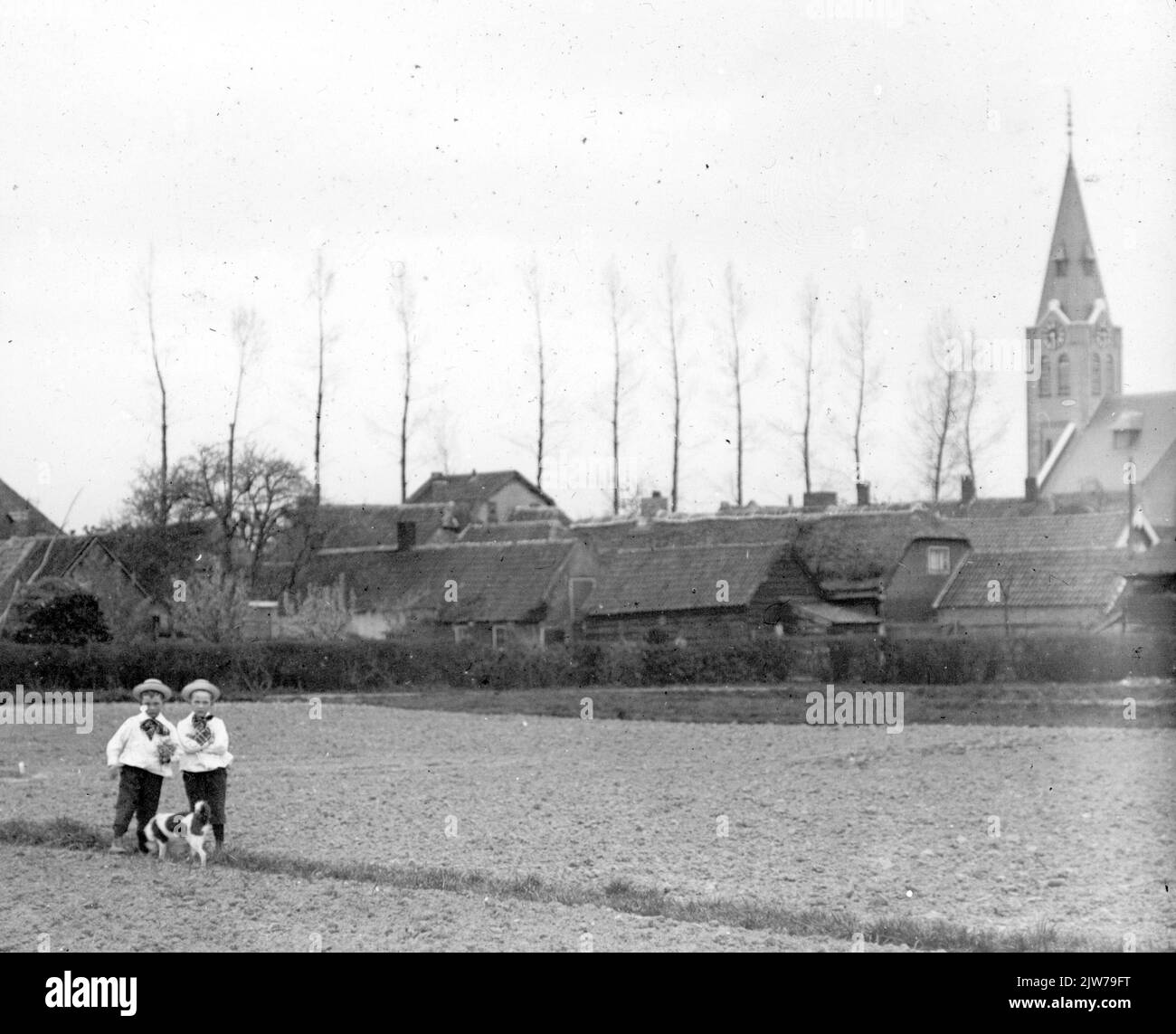 Blick über die Felder auf die Gebäude an der N.H.-Kerk (Zandweg 126) in De Meern (Gemeinde Oudenrijn) .n.b. Dieser Teil der Gemeinde Oudenrijn wurde am 1. Januar 1954 in die Gemeinde Vleuten-De Meern aufgenommen; diese Gemeinde wurde am 1. Januar 2001 in die Gemeinde Utrecht aufgenommen. Stockfoto