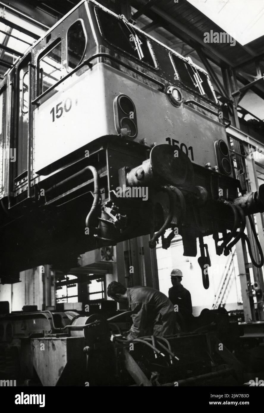 Bild der Beleuchtung des Behälters der elektrischen Lokomotive Nr. 1501 (Serie 1500) der N.S. Im Depot der Hauptwerkstatt in Tilburg. Stockfoto