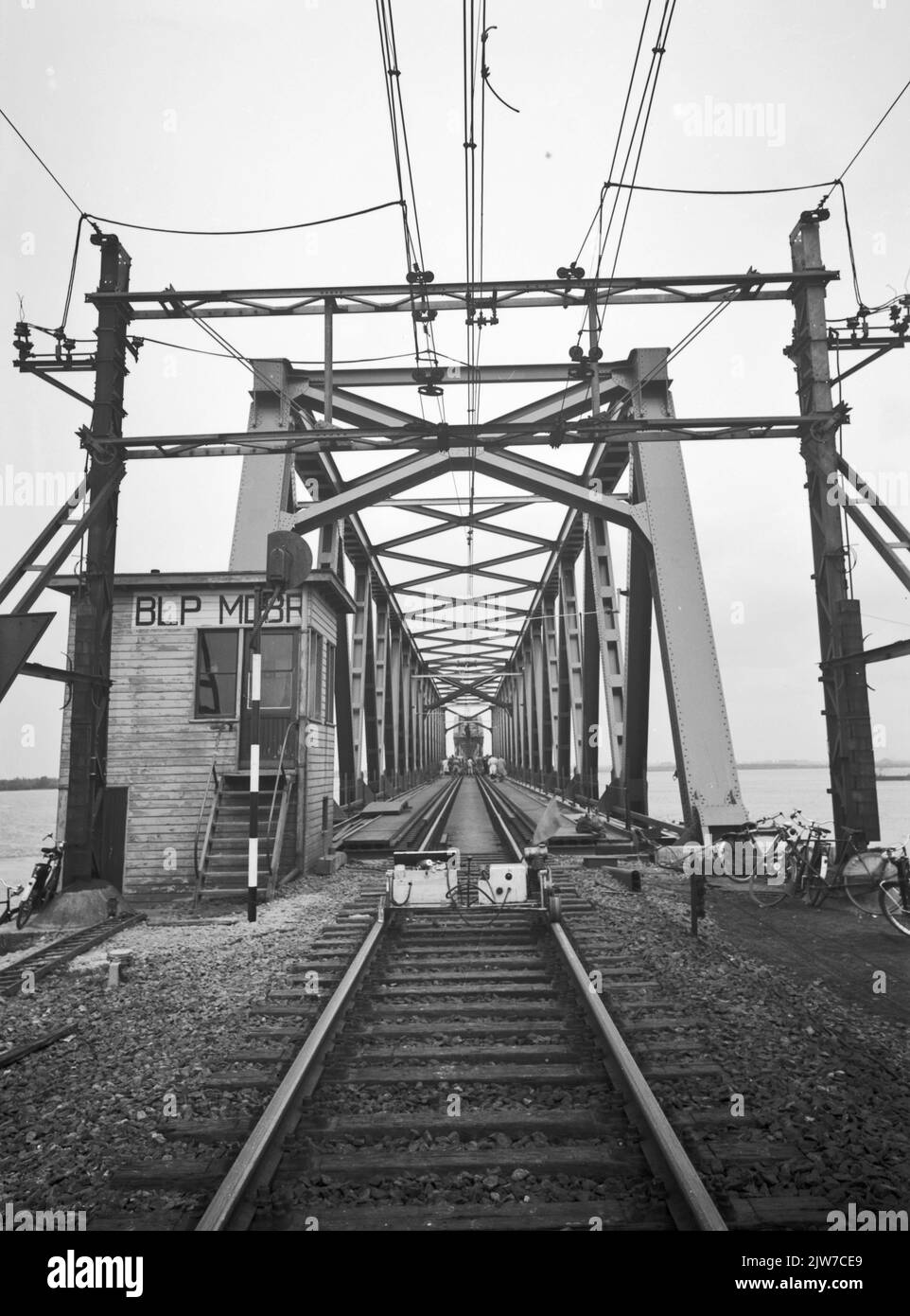Blick auf die Eisenbahnbrücke über die Hollands Diep (Moerdijk-Brücke) bei Moerdijk, während der Arbeit, mit dem MDBR (Moerdijkbrug)-Block auf der linken Seite. Stockfoto