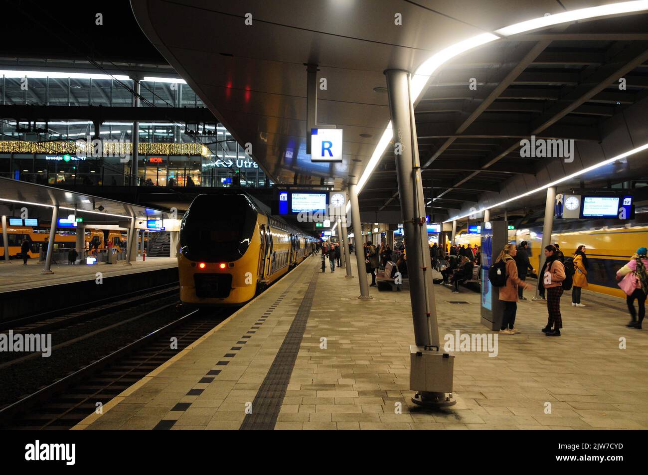 Blick auf die siebte Plattform der N.S. Station Utrecht Central am Abend, mit den Intercity's nach Maastricht und Heerlen. Stockfoto