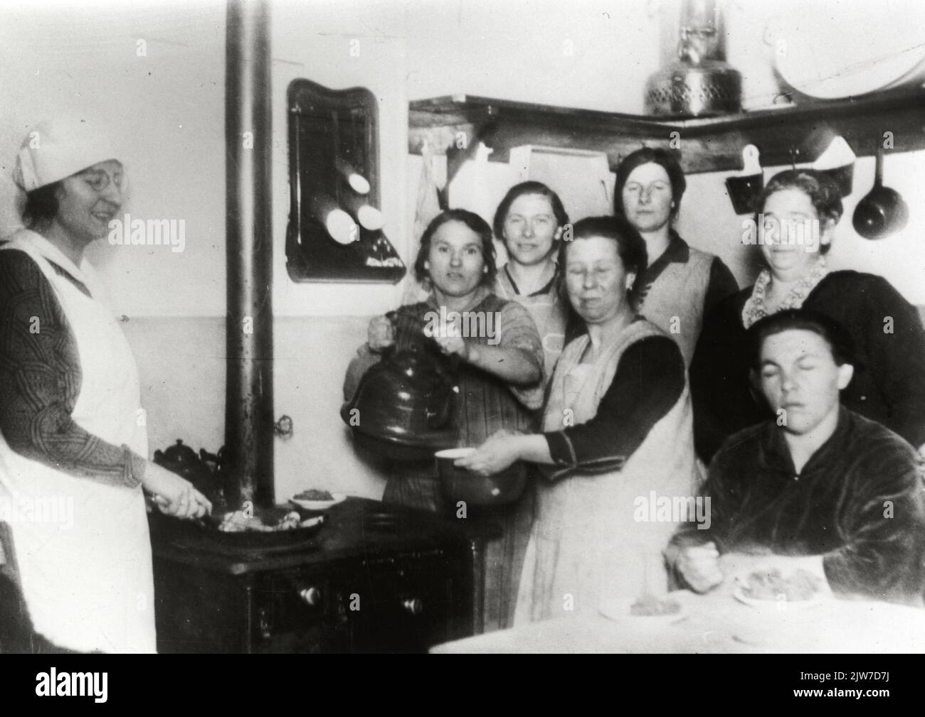 Bild einer Vitrine mit Werbung für Zugfahrten nach Frankreich im N.S. Bahnhof Amsterdam Muiderpoort in Amsterdam. Stockfoto
