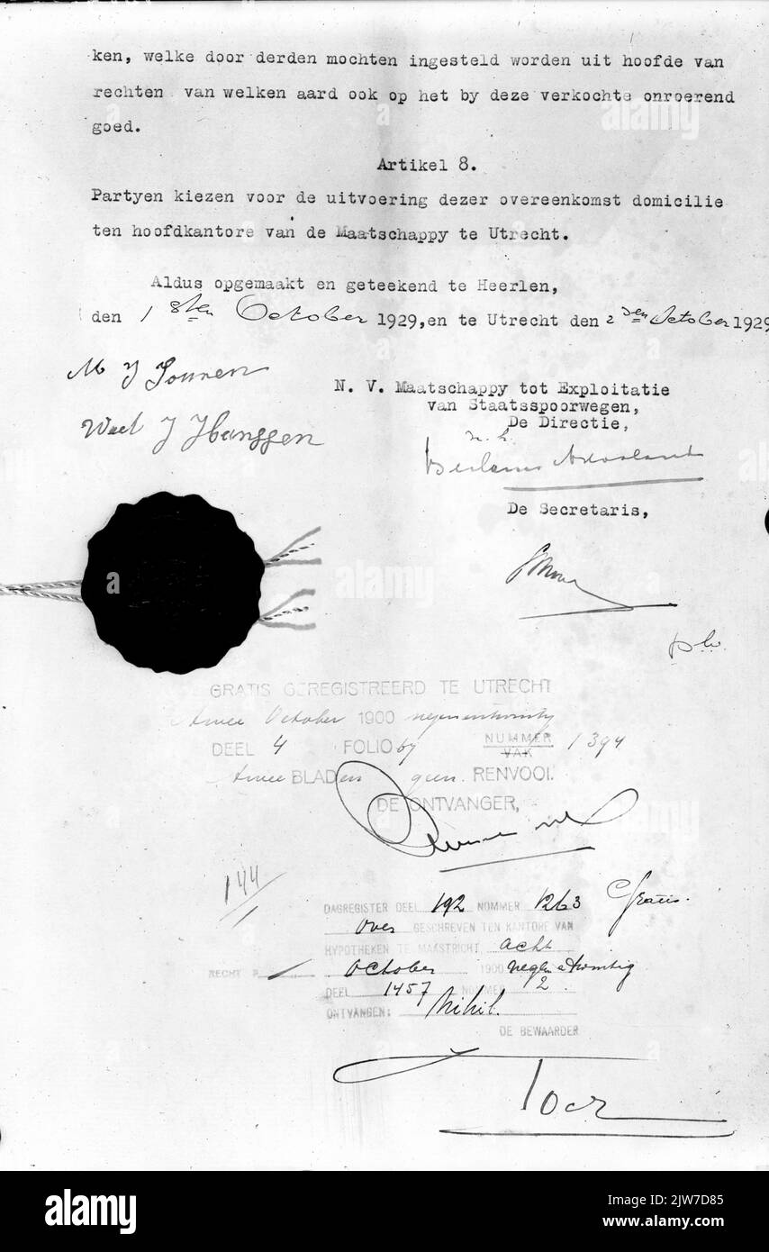 Bild der letzten Seite eines Abkommens über unbewegliches Eigentum der Staatspoorwegen, unterzeichnet am 1. Oktober 1929 in Heerlen und am 2. Oktober 1929 in Utrecht. Stockfoto