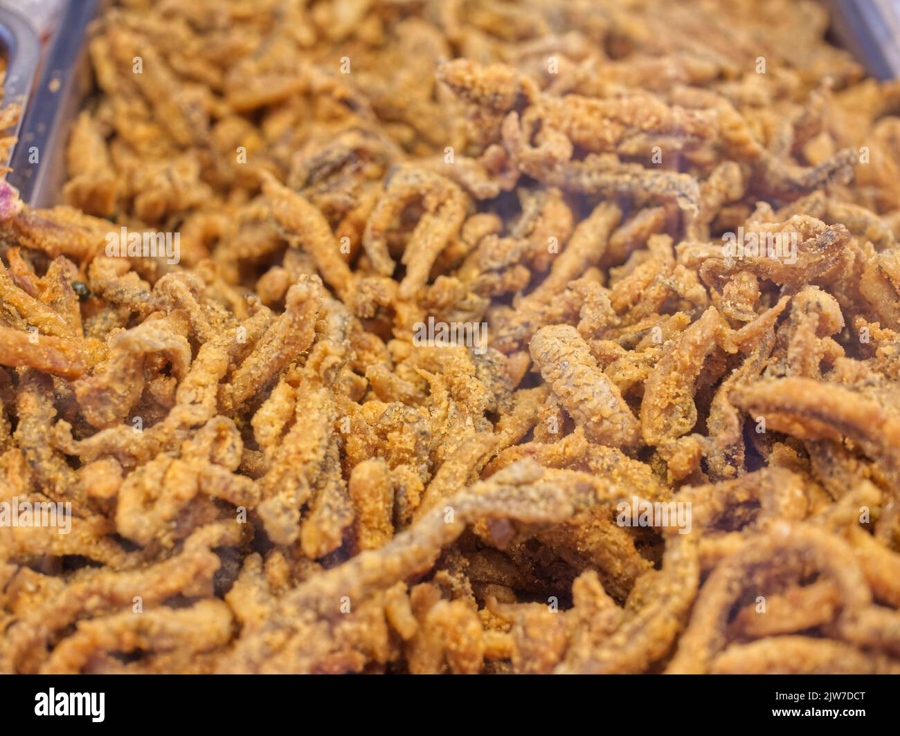 Frittierter eingelegter Fisch (saurer knuspriger Fisch) . Berühmte Vorspeisenkarte auf DEM THAILÄNDISCHEN Markt. Stockfoto