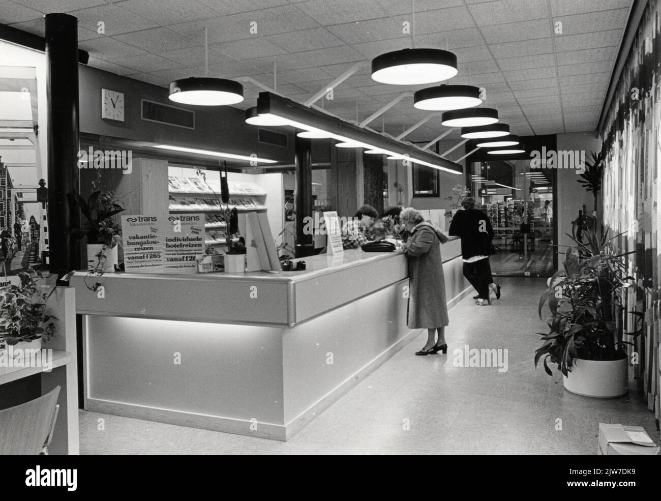 Der Innenraum des N.S. Bahnhof Haarlem in Haarlem: Intelligenbüro. Stockfoto